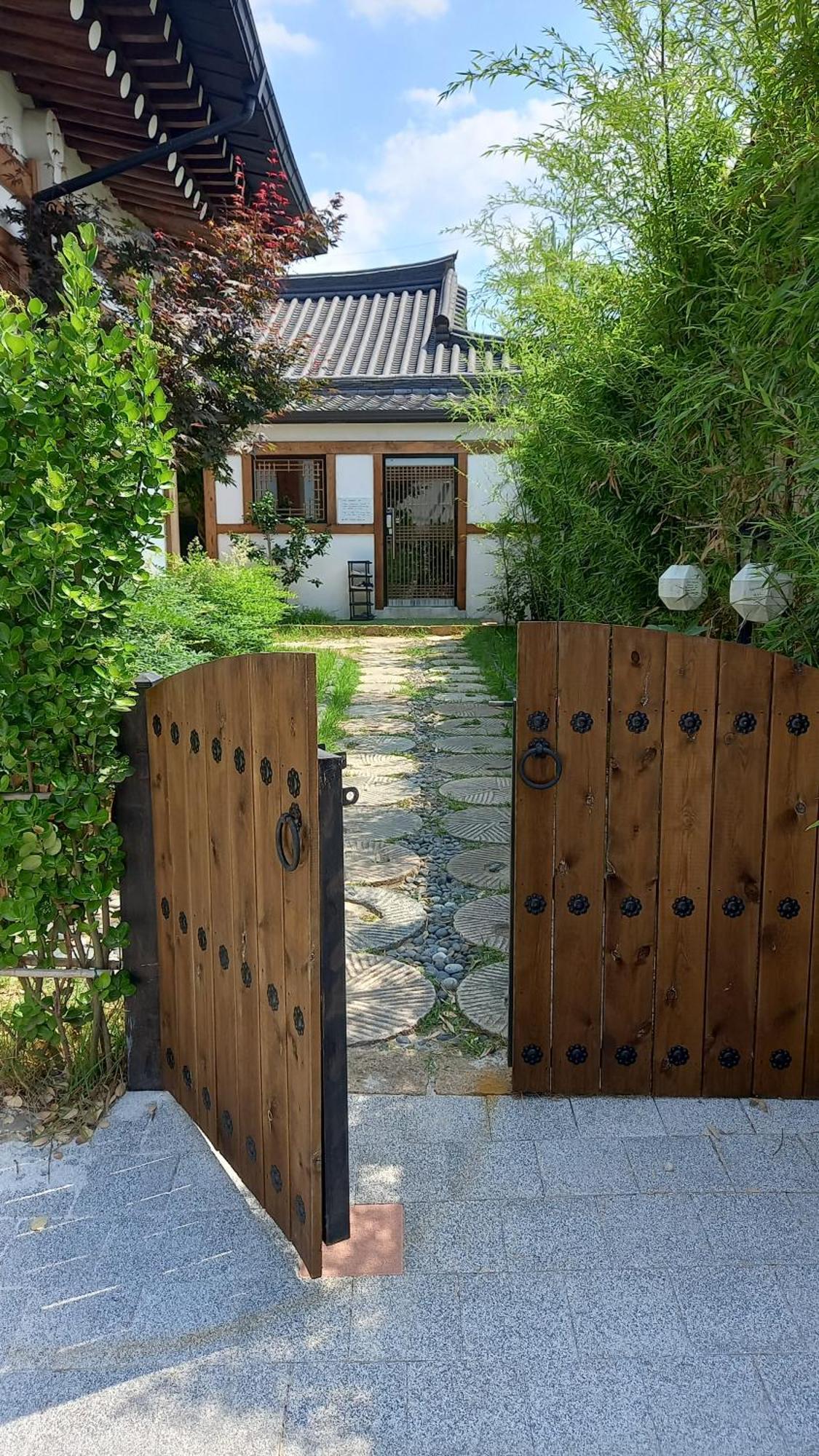 Adam Guesthouse Gyeongju Bagian luar foto